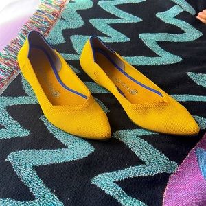 Rothys golden yellow point